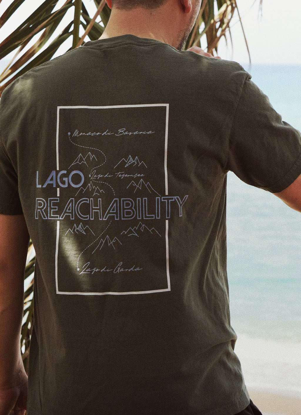 Model trägt Oversize T-Shirt Lago Reachability