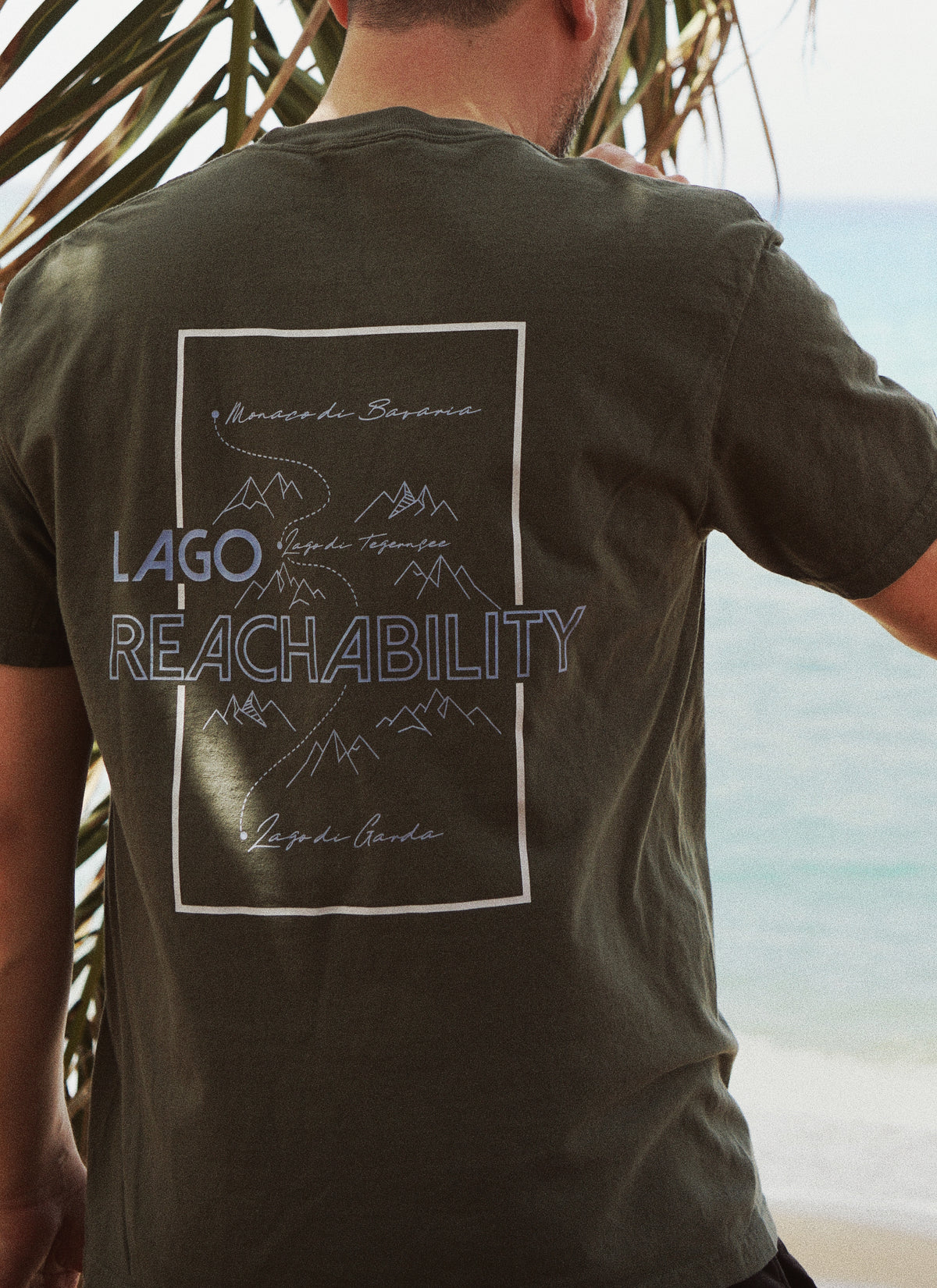Model trägt Oversize T-Shirt Lago Reachability