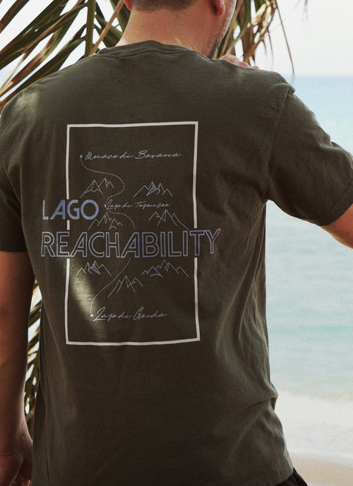 Model trägt Oversize T-Shirt Lago Reachability