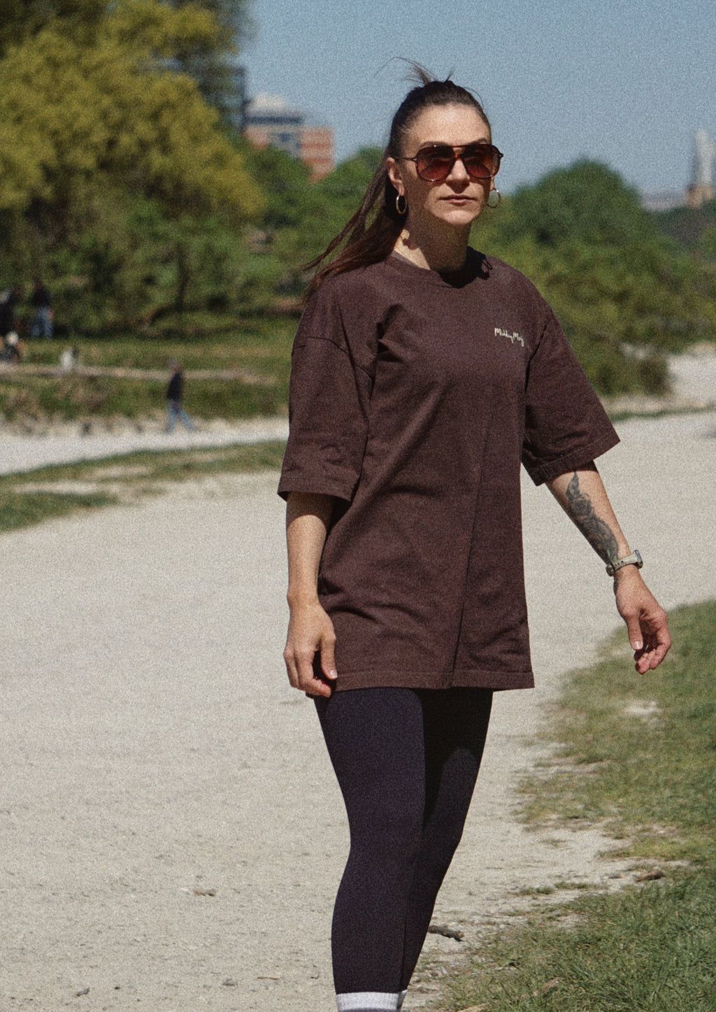 Model trägt Oversize T-Shirt 5 to 9 Mojitos in Braun