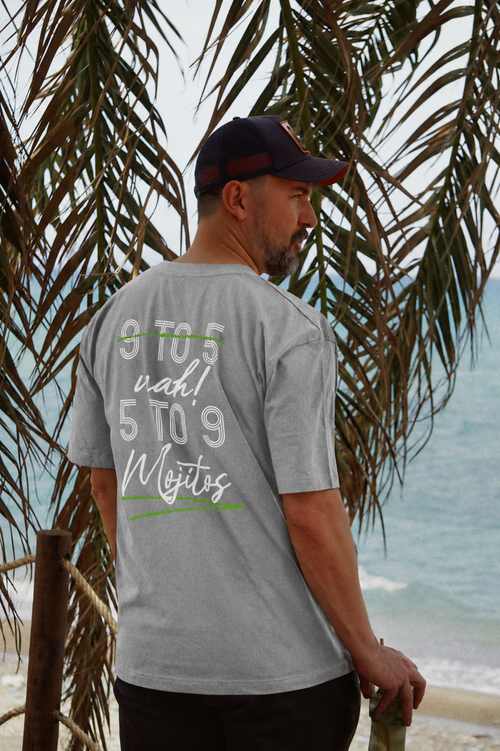 Oversize T-Shirt in Grau, getragen
