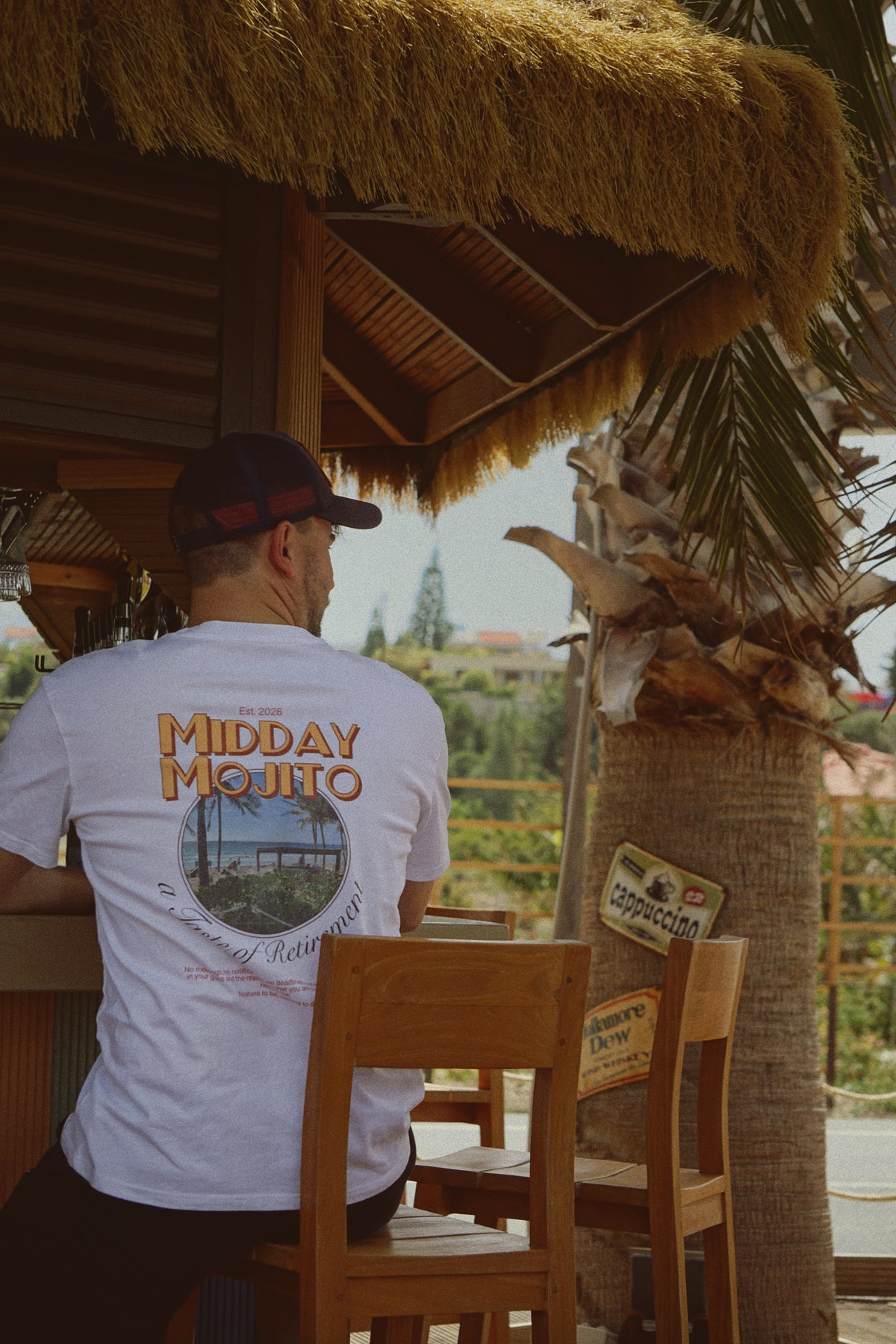Model trägt Oversize T-Shirt Taste of Retirement in Weiß