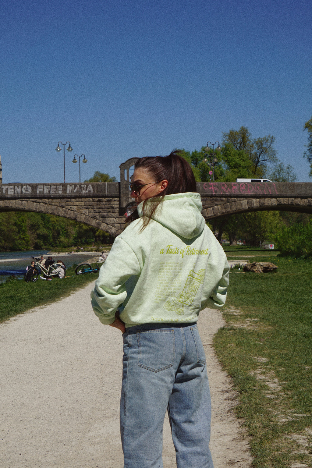 Model trägt Urban Fit Hoodie in Mintgrün