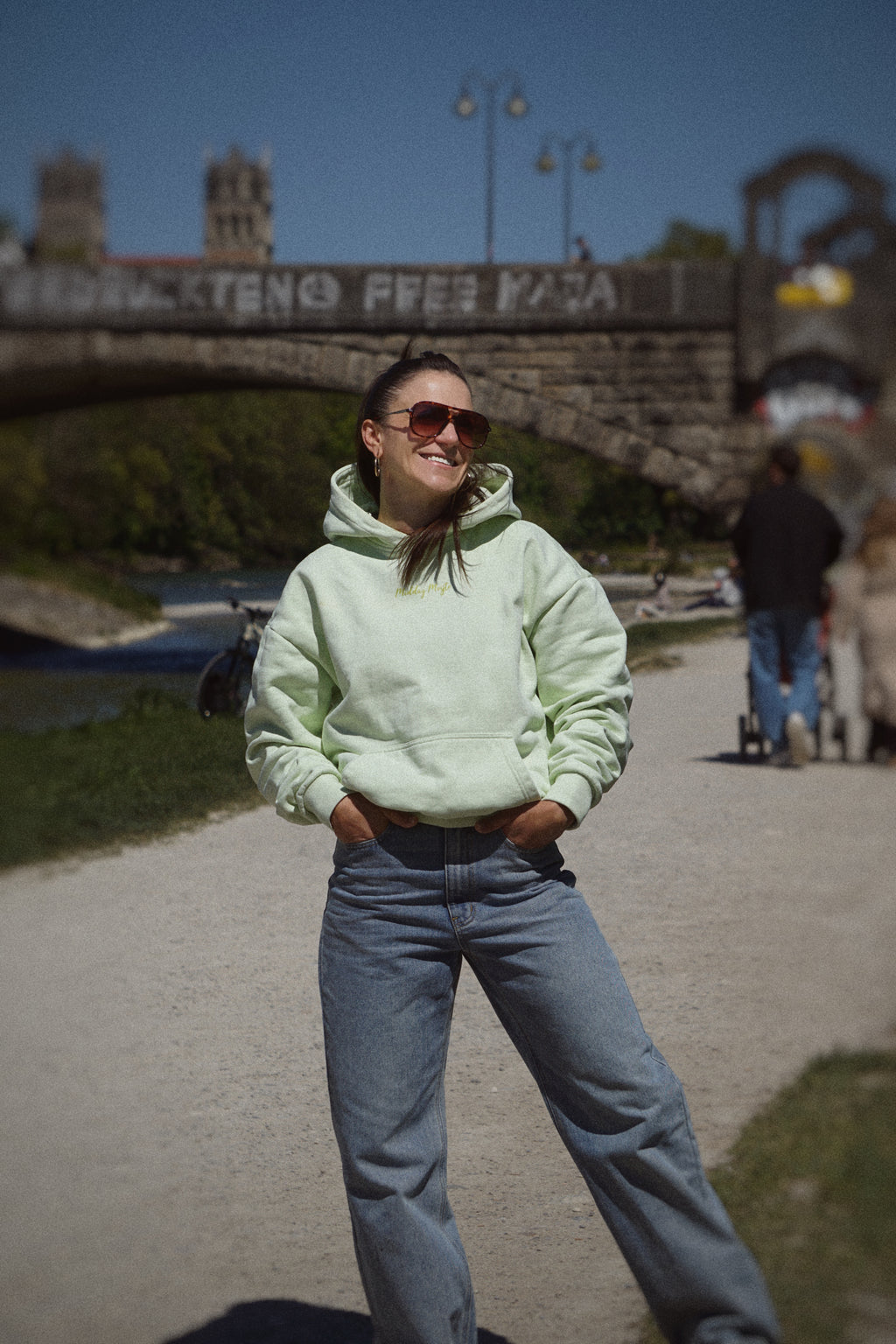 Urban Fit Hoodie in Mintgrün im Lifestyle-Loo